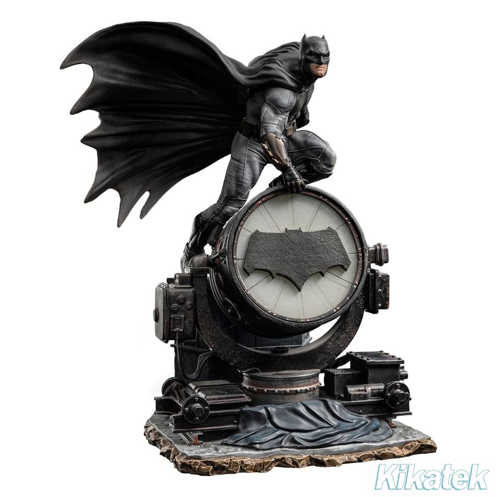 Deluxe Art Scale Batman on Batsignal Statue (Zack Snyder's Justice ...